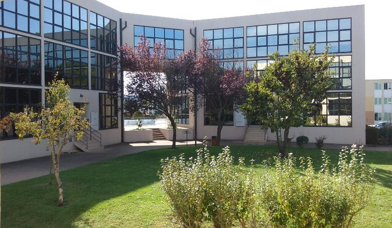 Siège du groupe NORMAXIS, Espace Wagner Bâtiment A2, 10 rue du Lieutenant Parayre, Aix-en-Provence. Façade vitrée avec jardin et végétation méditerranéenne.