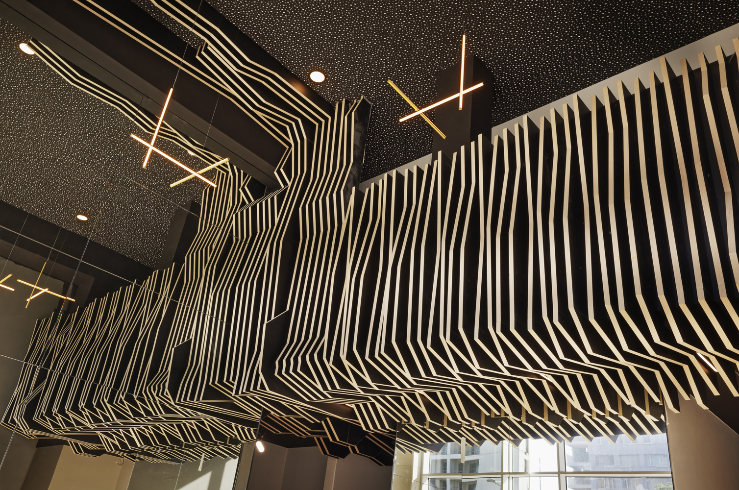 Hall : plafond en lames de bois, écho à la structure mixte béton-bois de l’opération